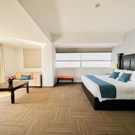 Hotel Stadium Leon Luaran gambar Suite at the hotel