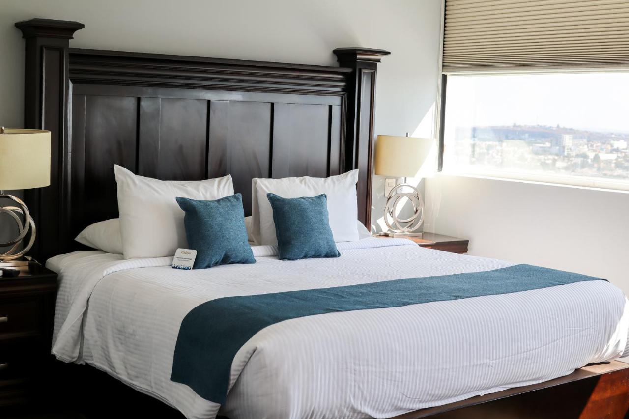 Hotel Stadium Leon Luaran gambar A bed with a bed runner