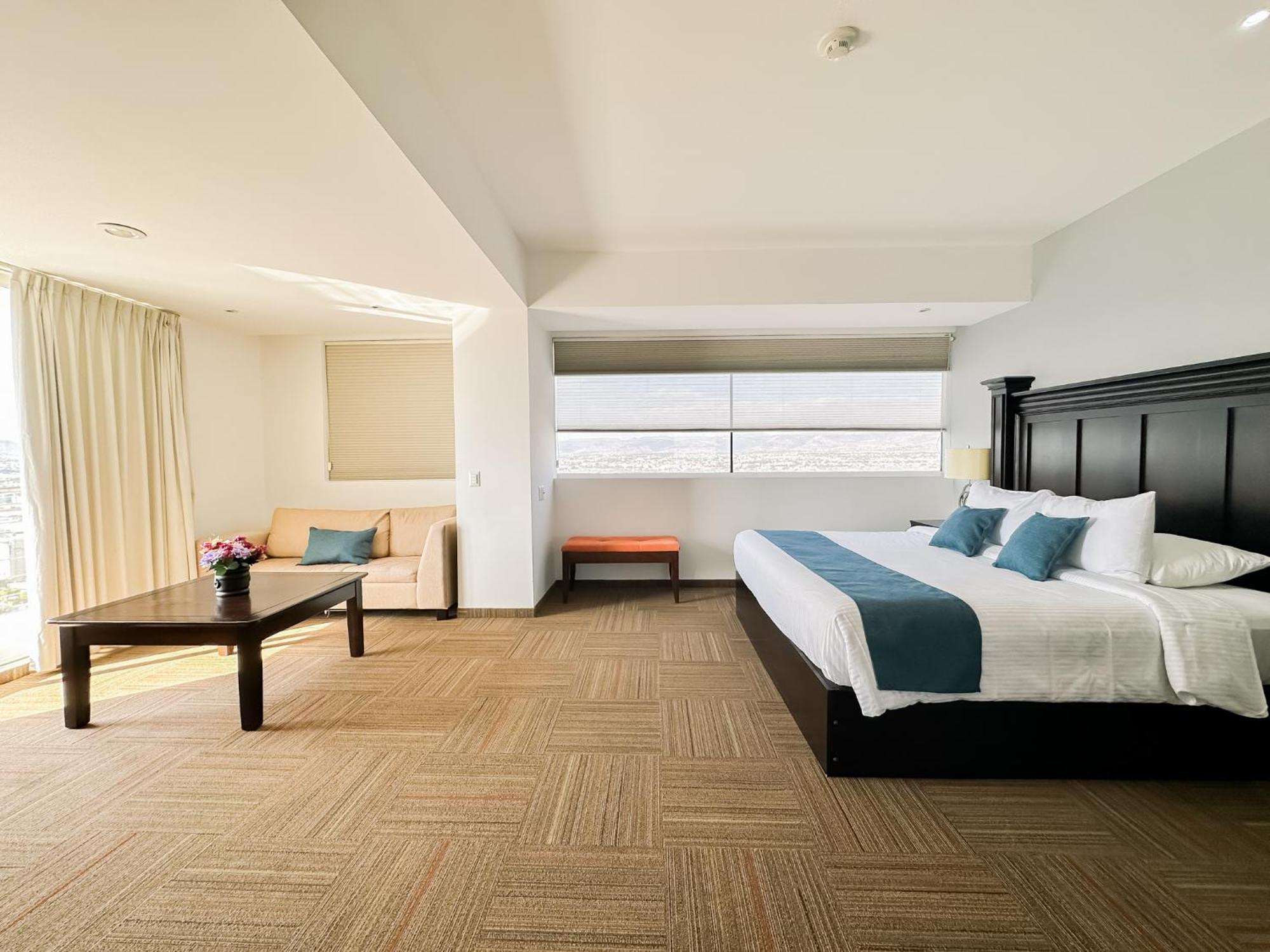 Hotel Stadium Leon Luaran gambar Suite at the hotel