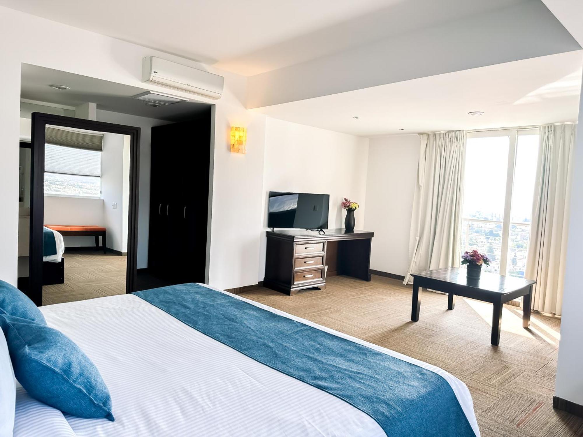 Hotel Stadium Leon Luaran gambar Suite